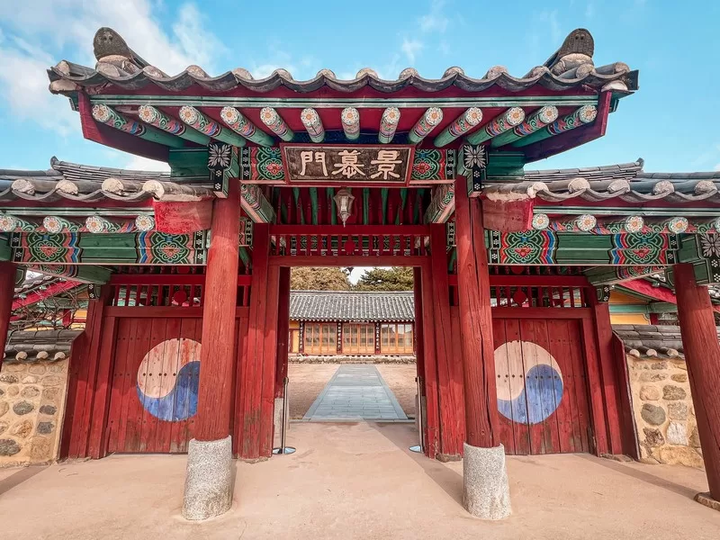 King Suro's tomb (수로왕릉), Gimhae, Korea
