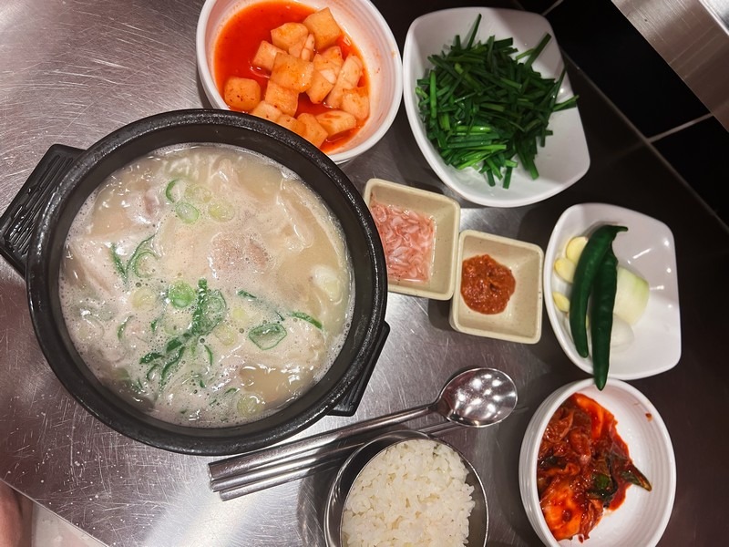 Dwaeji Gukbap (돼지국밥), Busan pig stew, Korean soup