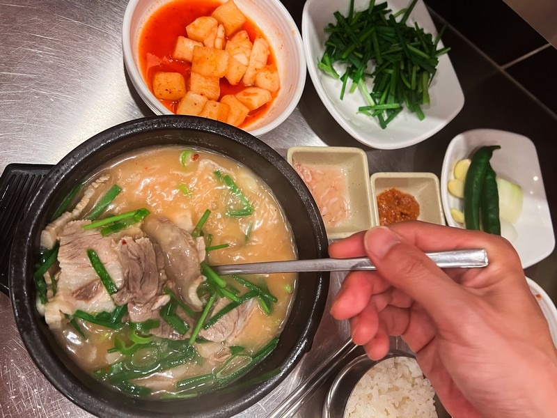 Dwaeji Gukbap (돼지국밥), Busan pig stew, Korean soup