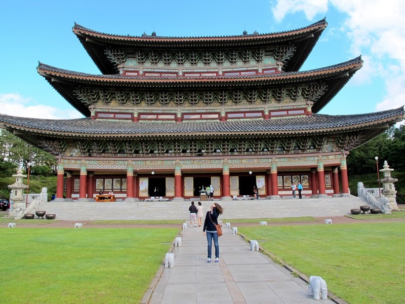 Jeju, Korea: Yakcheonsa Buddhist Temple