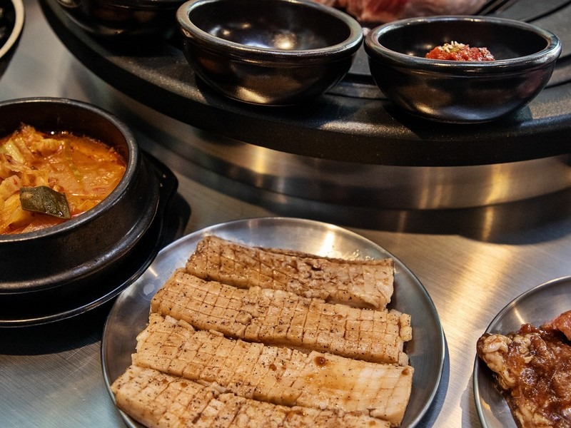 How to eat a Korean BBQ (Like a Korean)