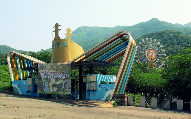 Gaya Land an Abandoned Amusement Park