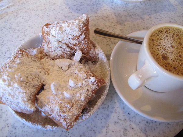 French Quarter, New Orleans, Louisiana: Cafe du Monde beignets