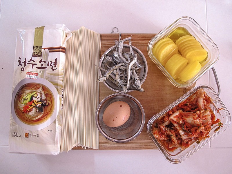 Janchiguksu (잔치국수)