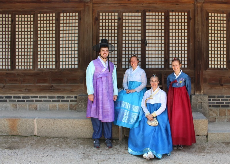 The Soul of Seoul Tours: Hanboks, Tea & Gold