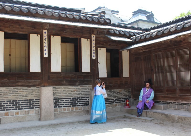 The Soul of Seoul Tours: Hanboks, Tea & Gold