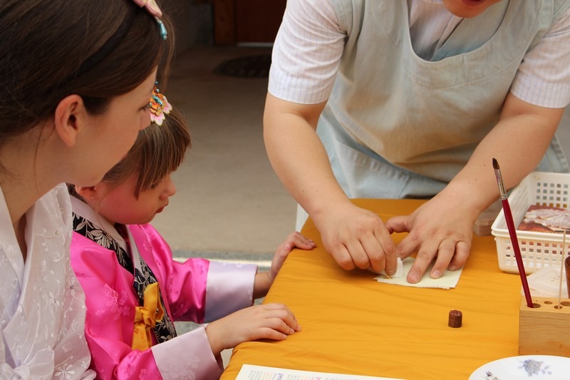 Kumbakyeon, gold leaf printing, Bukchon Hanok Village, Seoul, Korea