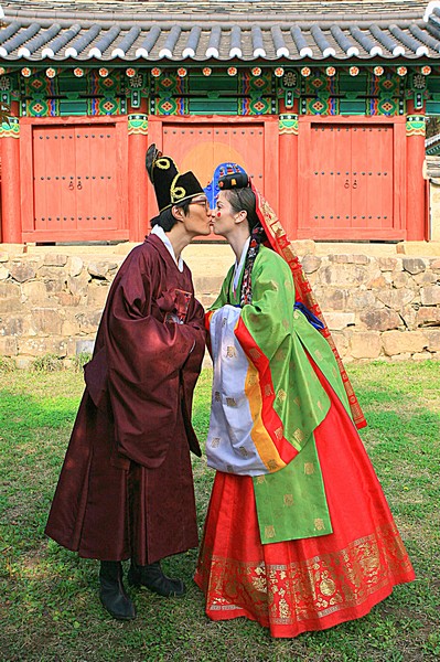 Korean Traditional Wedding: American wife & Korean husband in traditional Korean Hanboks