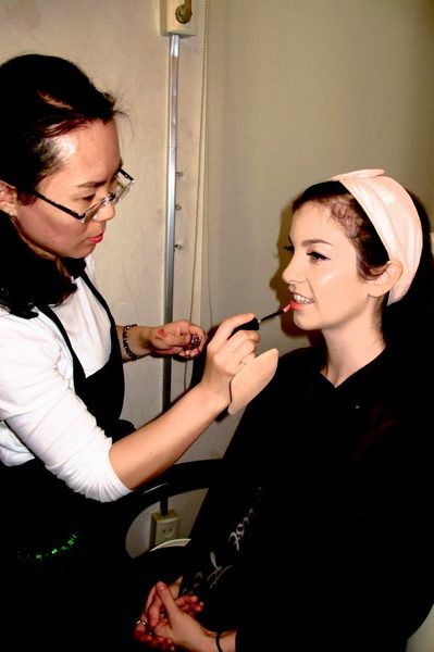 Korean Traditional Wedding: American bride getting ready