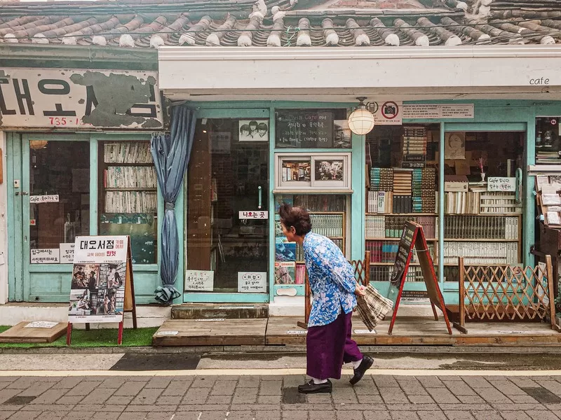 Daeo Bookstore, Hanok bookstore, Seochon, Seoul, Korea