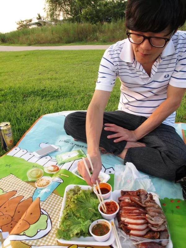 Mangwon Park, Han River Park picnic, Korean food; jokbal