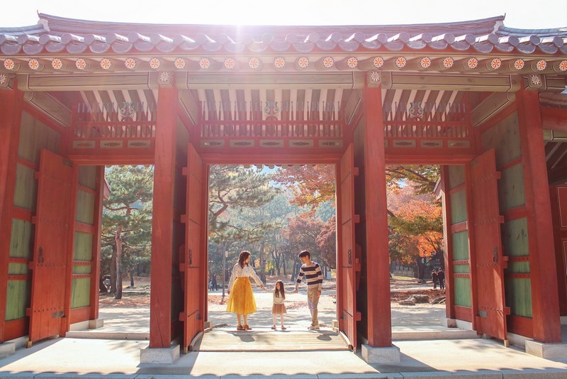 Deoksugung Palace, Seoul, Korea: Hallie Bradley and family