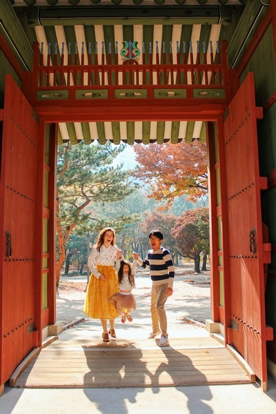 Deoksugung Palace, Seoul, Korea: Hallie Bradley and family