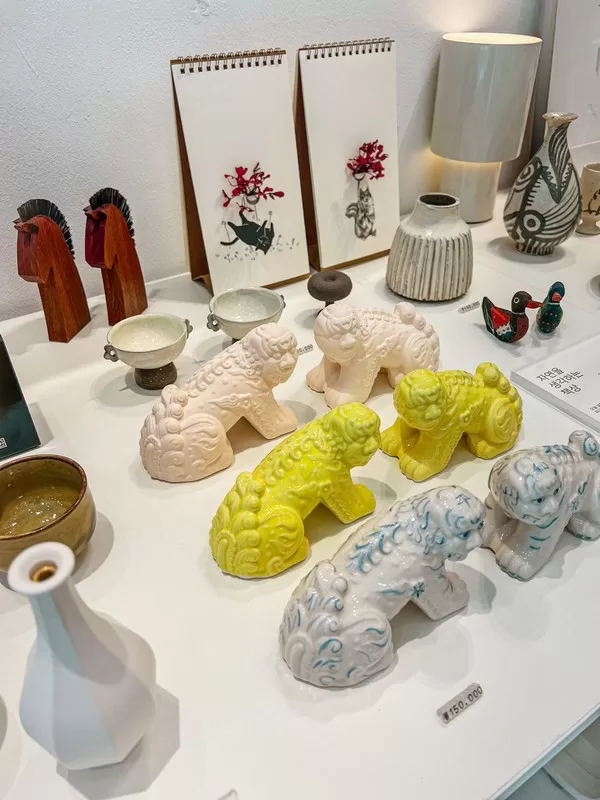 Songil Gallery Shop (손길), insadong, Seoul, Korea; unique artistic Korean souvenir