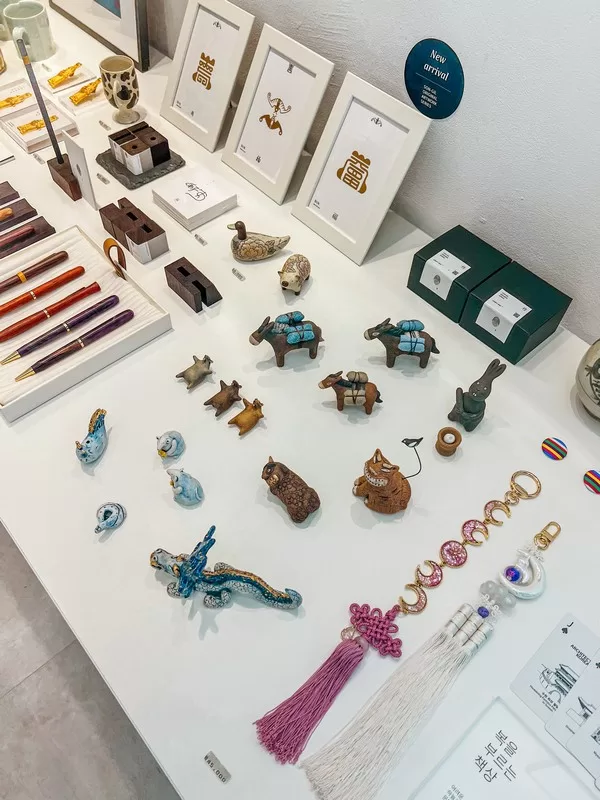 Songil Gallery Shop (손길), insadong, Seoul, Korea; unique artistic Korean souvenir