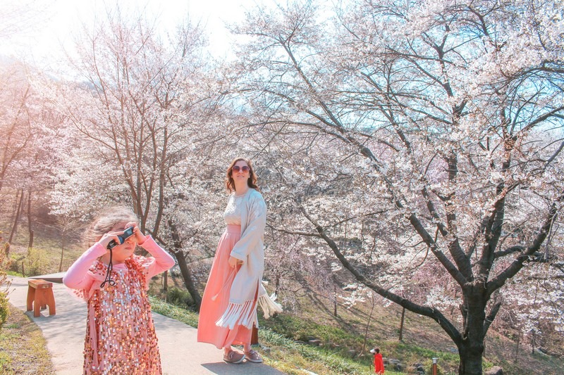 Hallie Bradley & daughter in Ansan Mountain, Seoul