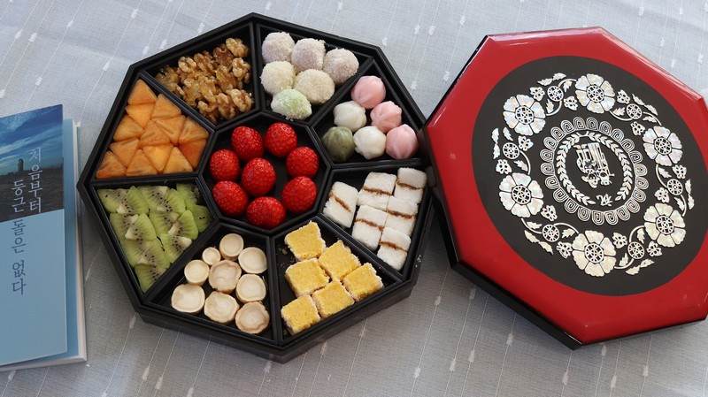 Chuseok food platter, gift giving in korea