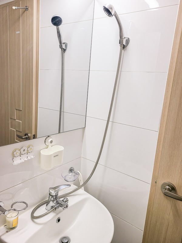 Korean wet bathroom, showerhead connected to the sink