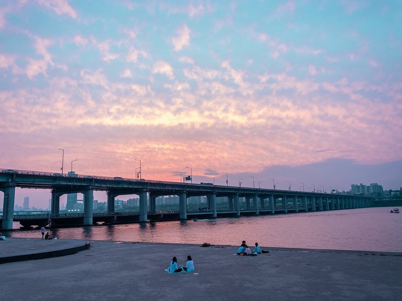 Banpo Bridge Moonlight Rainbow Show (반포대교 달빛무지개분수), Banpo Han River Park, Seoul, Korea Banpo Bridge Fountain Show