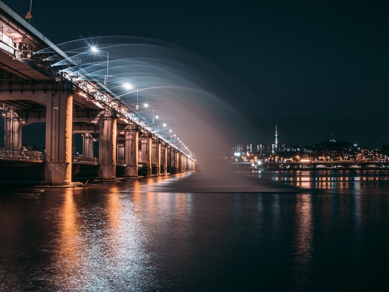 Banpo Bridge Moonlight Rainbow Show (반포대교 달빛무지개분수), Banpo Han River Park, Seoul, Korea Banpo Bridge Fountain Show