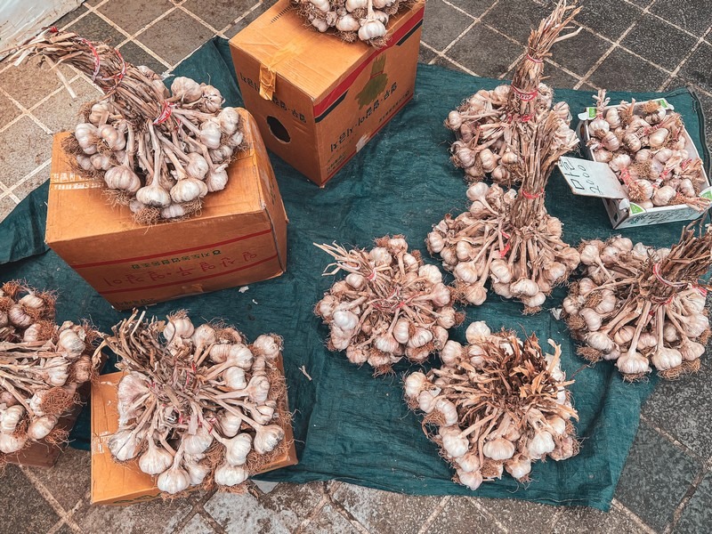 traditional market, garlic