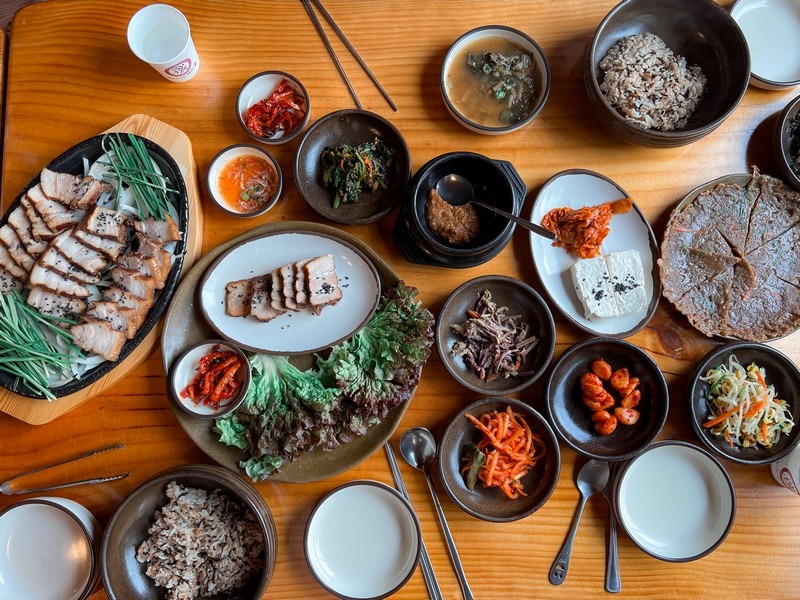 Korean food, boribap (보리밥), bossam jeongsik (보쌈정씩)