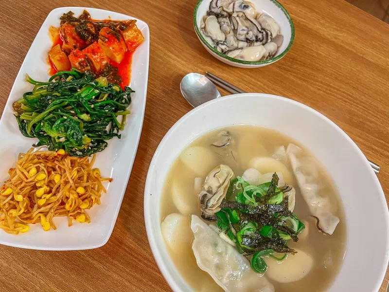 Oyster tteokguk, Korean food; soup