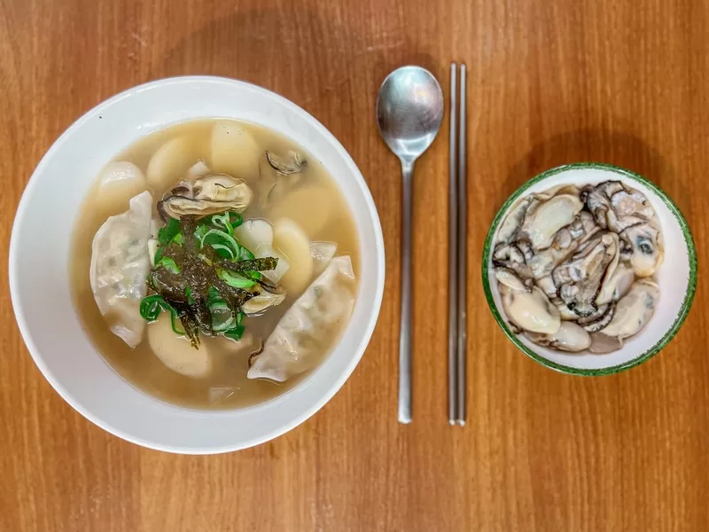 Oyster tteokguk, Korean food; soup