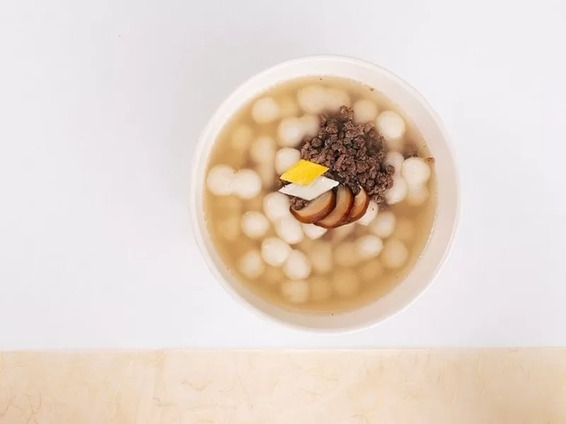 Joraengi Tteokguk (조랭이 떡국); Korean soup, food