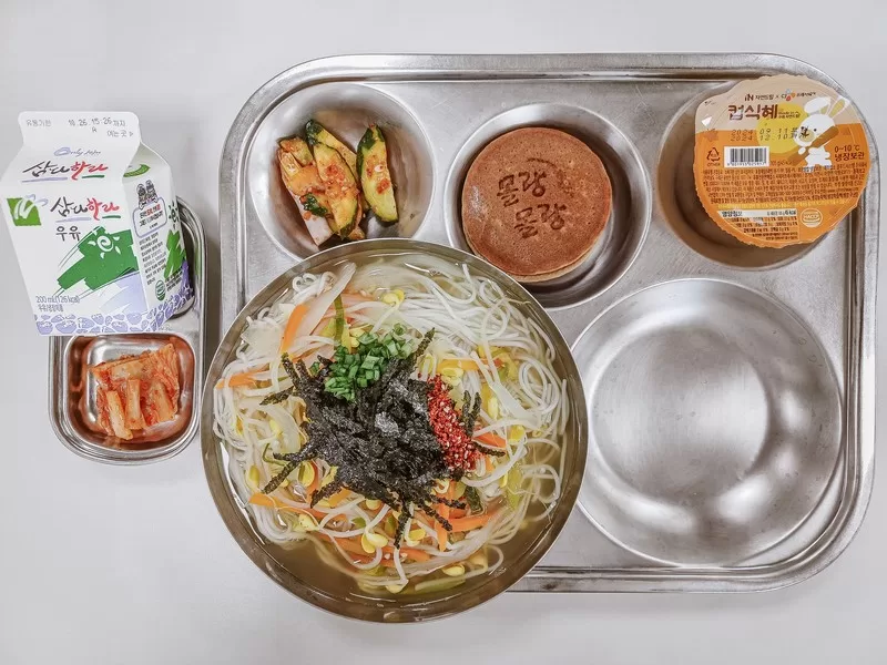 Korean public school lunch, lunch in Korea, Myeolchiguksu