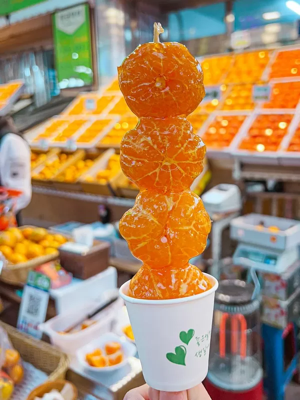 Seogwipo Maeil Olle Market (서귀포매일올레시장), Seogwipo-si, Jeju-do, Korea; Korean food, Tangerine Tanghulu (감귤탕후루)