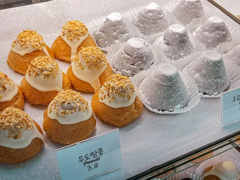 Seogwipo Maeil Olle Market (서귀포매일올레시장), Seogwipo-si, Jeju-do, Korea; Korean food, Hallabong Hallasand Cookies (한라샌드)