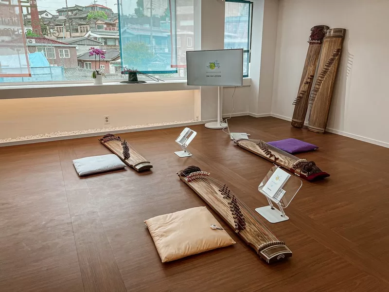 Gayageum (가야금); Hanbok, Beautiful Gayageum, Seoul, Korea