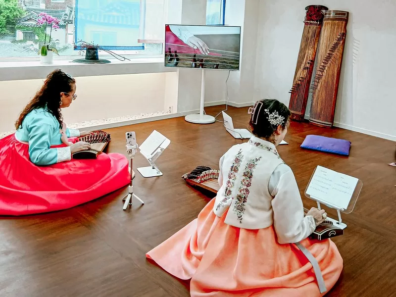 Gayageum (가야금); Hanbok, Beautiful Gayageum, Seoul, Korea