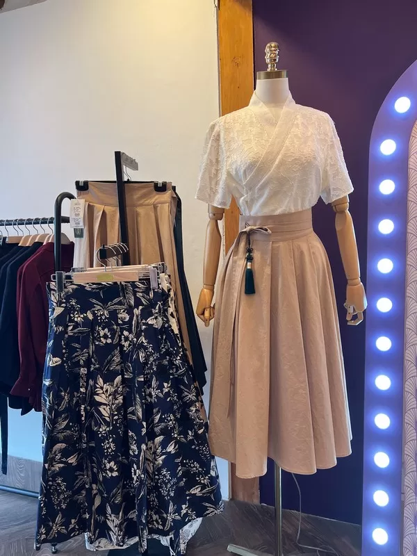 Teterot Salon (때때롯살롱), Ikseon-dong, Seoul, Korea; modern Hanbok shop