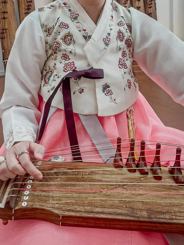 Gayageum (가야금); Hanbok, Beautiful Gayageum, Seoul, Korea