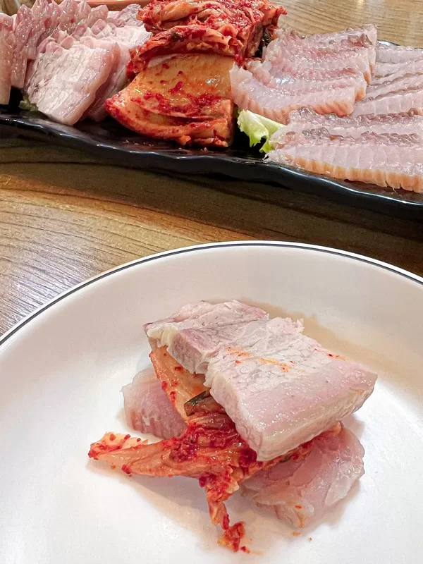 hongoe (홍어회), hongoe samhap (홍어삼합), Korean skate, fermented skate, Korean food