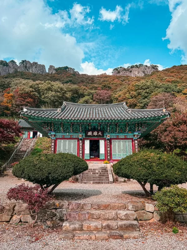 Byeongnyeonam Hermitage (벽련암), Naejangsan National Park (내장산국립공원), Jeollabuk-do, Korea; fall foliage, maple tree