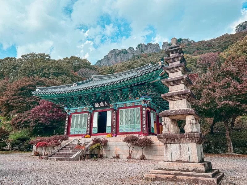 Byeongnyeonam Hermitage (벽련암), Naejangsan National Park (내장산국립공원), Jeollabuk-do, Korea; fall foliage, maple tree