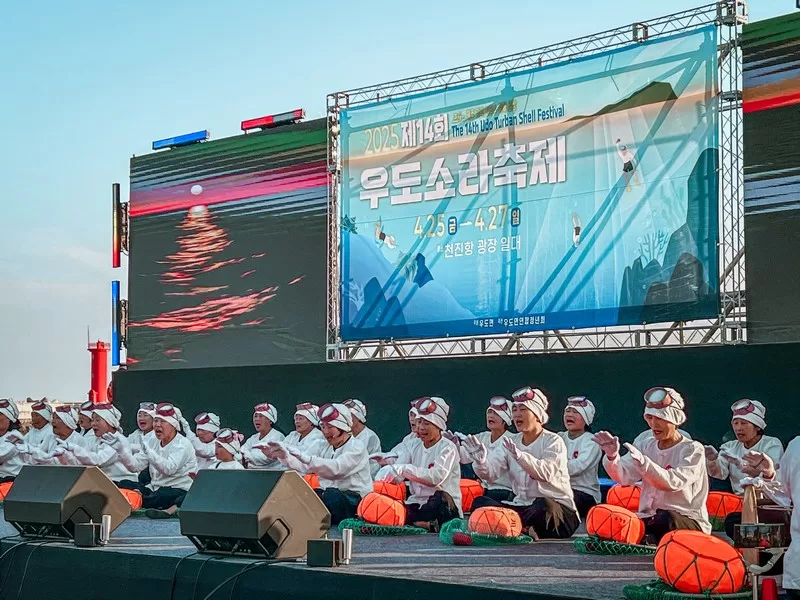 Udo Turban Shell Festival (우도소라축제), Udo Island, Jeju-do, Korea; haenyeo, Jeju women divers