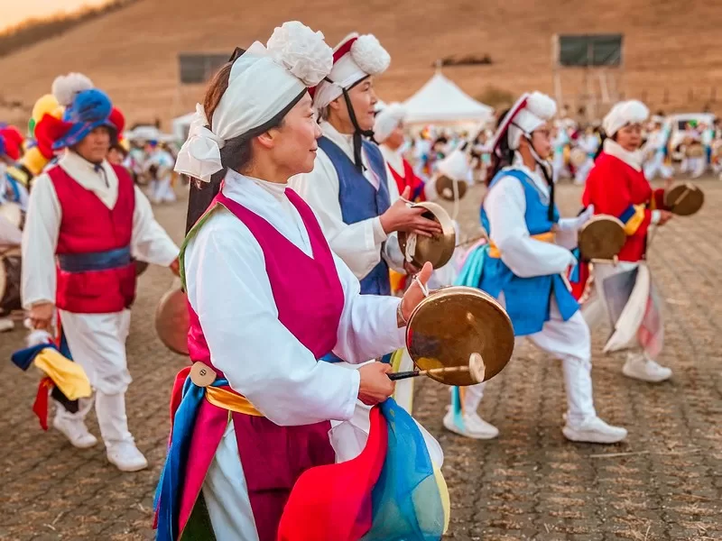 Jeju Fire Festival, Jeju-do, Korea; Pungmul folk dance; Kkwaenggwari (꽹과리)