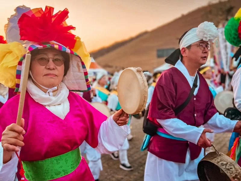 Jeju Fire Festival, Jeju-do, Korea; Pungmul folk dance; Sogo (소고)